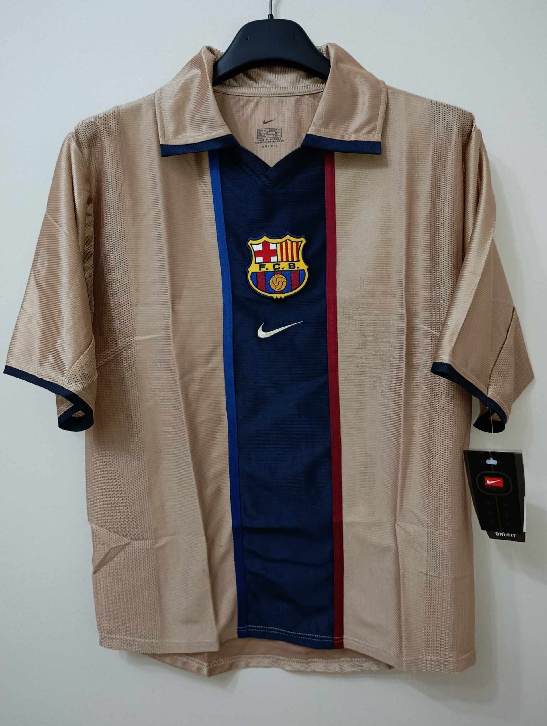 FC BARCELONA 2001-2002 away BNWT XS - 1