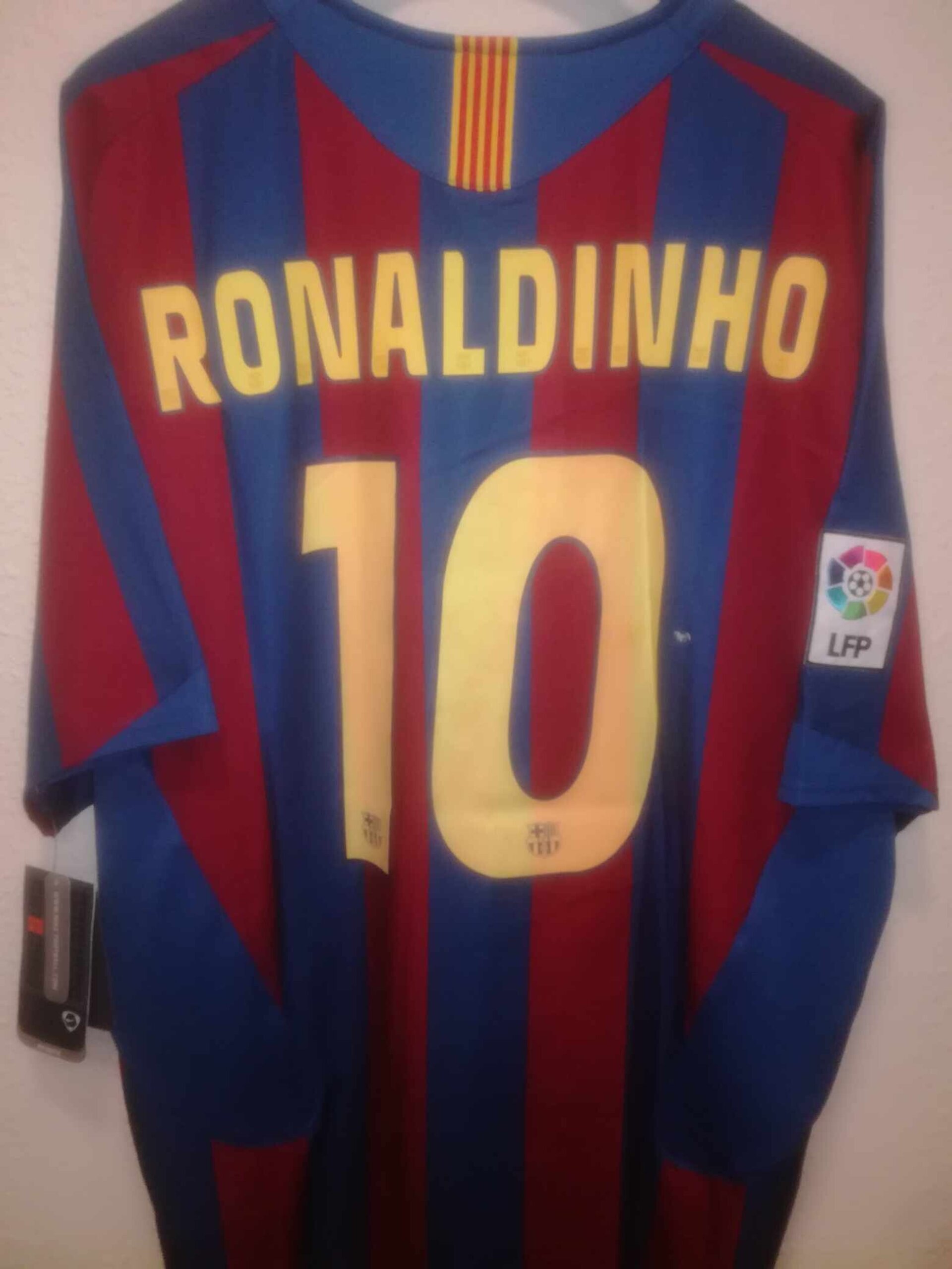 FC BARCELONA 2005-2006 Ronaldinho 10 BNWT XL - 1