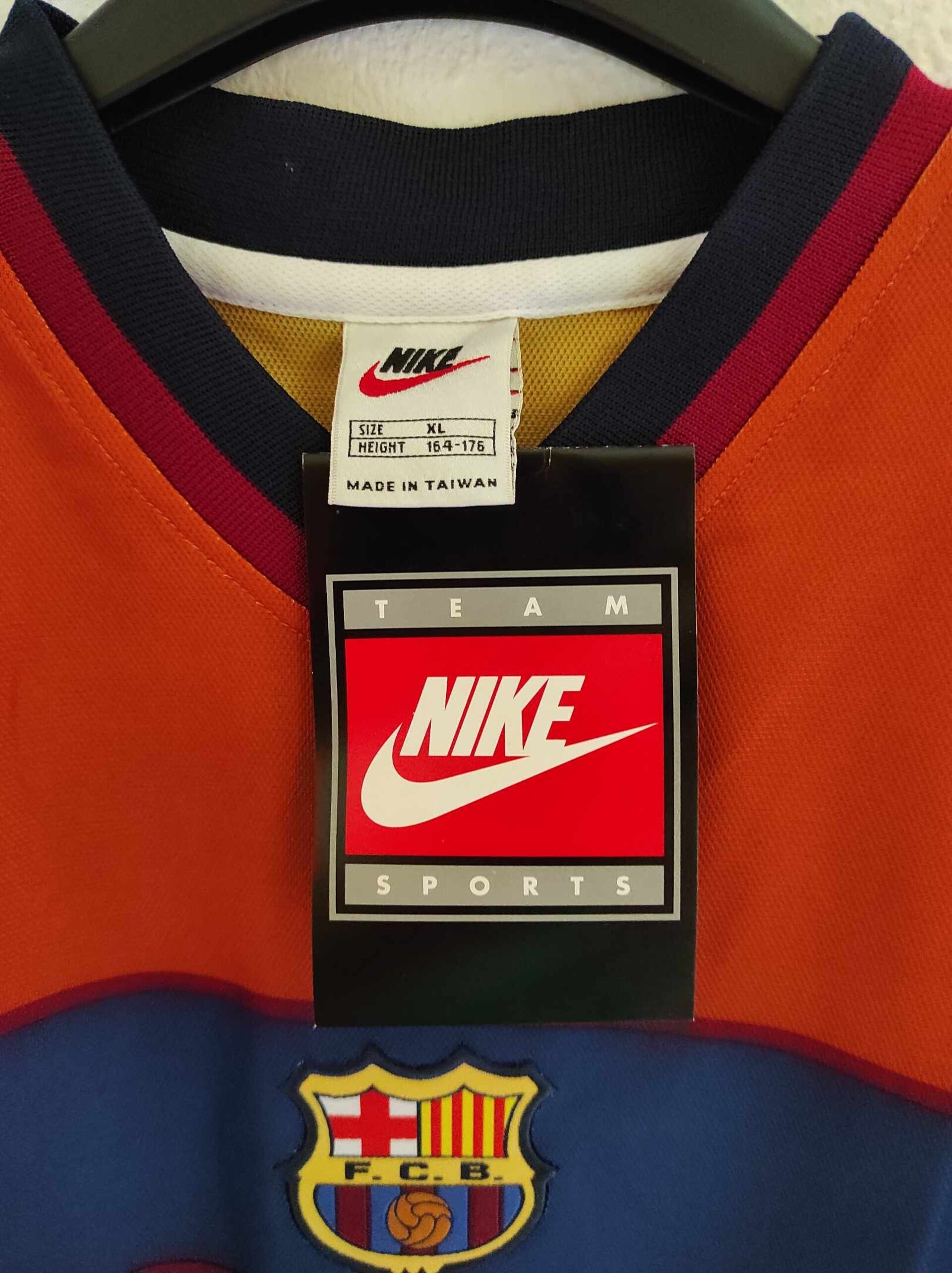 FC BARCELONA 1998-1999 away BNWT XL Kids (like S) - 2