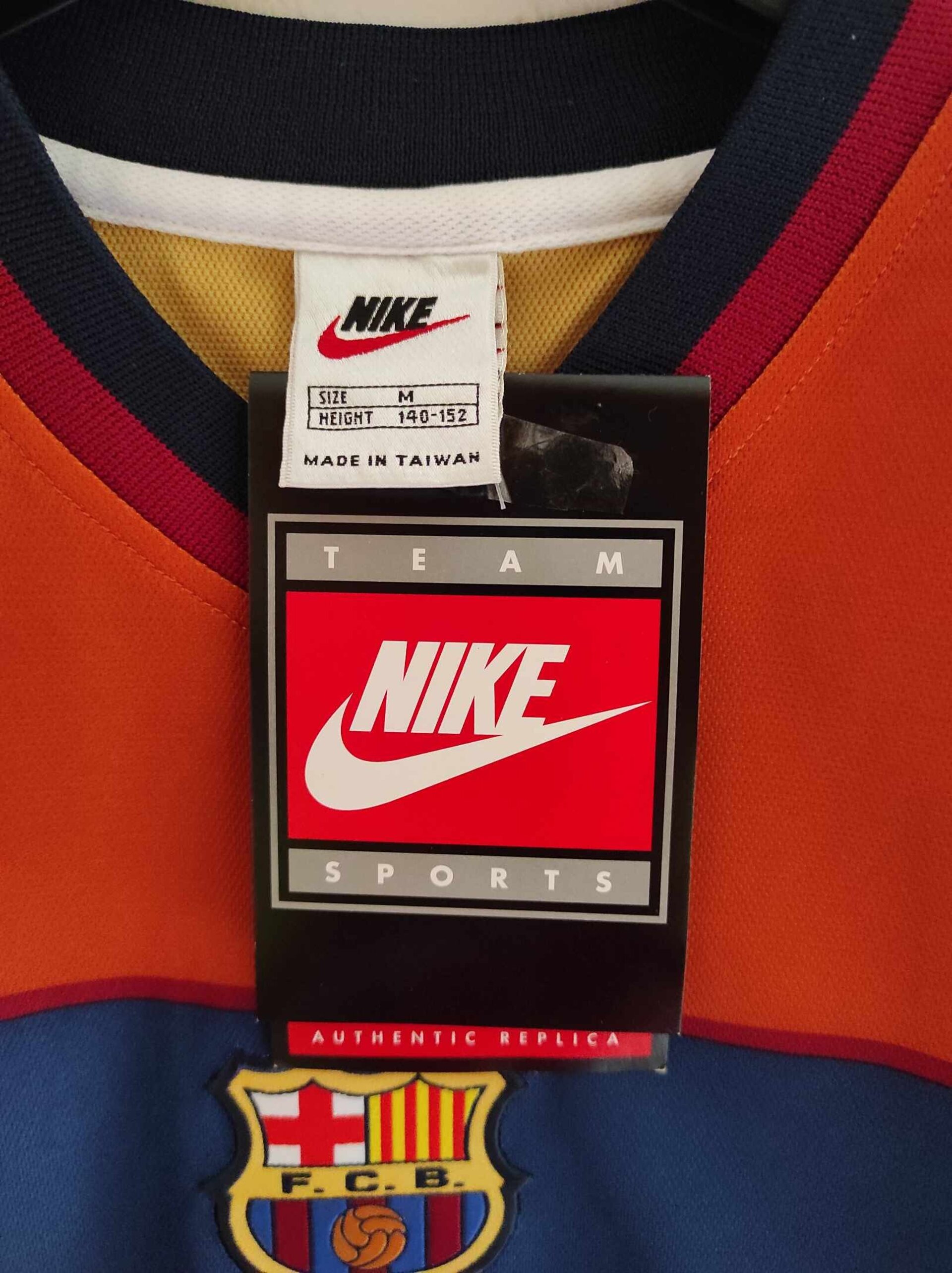 FC BARCELONA 1998-1999 away BNWT M Kids - 2