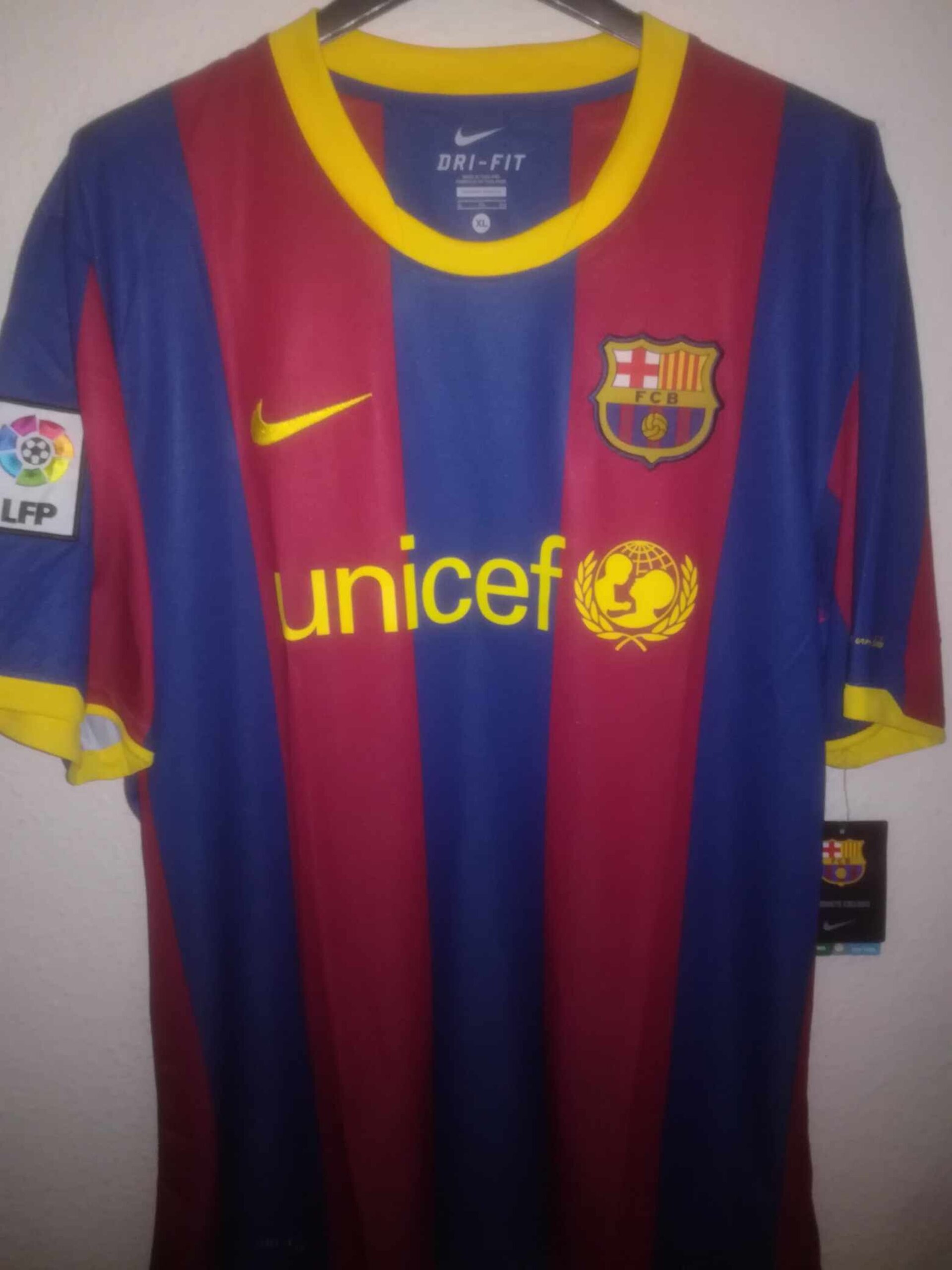 FC BARCELONA 2010-2011 BNWT XL - 1